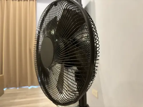 ▲電風扇久了容易積灰塵，不少人會拆開用水沖洗，但家事達人提醒，沖水容易導致電風扇生鏽，分享靠噴稀釋洗碗精和廚房紙巾，就能讓髒污自動脫落。（圖／記者徐銘穗攝）