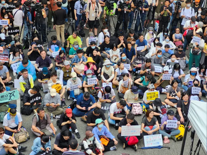 ▲民眾今早9時就集結在立法院外抗議。（圖／記者吳翊緁攝）