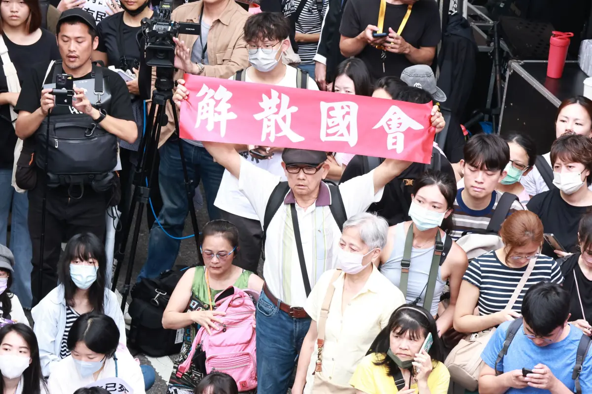 ▲民眾今早9時就集結在立法院外抗議，目前人數已超過四千人。（圖／記者吳翊緁攝）