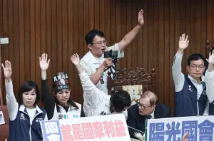 立院大亂鬥！韓國瑜找朝野溝通未公開直播　綠委罵：黃國昌搞黑箱
