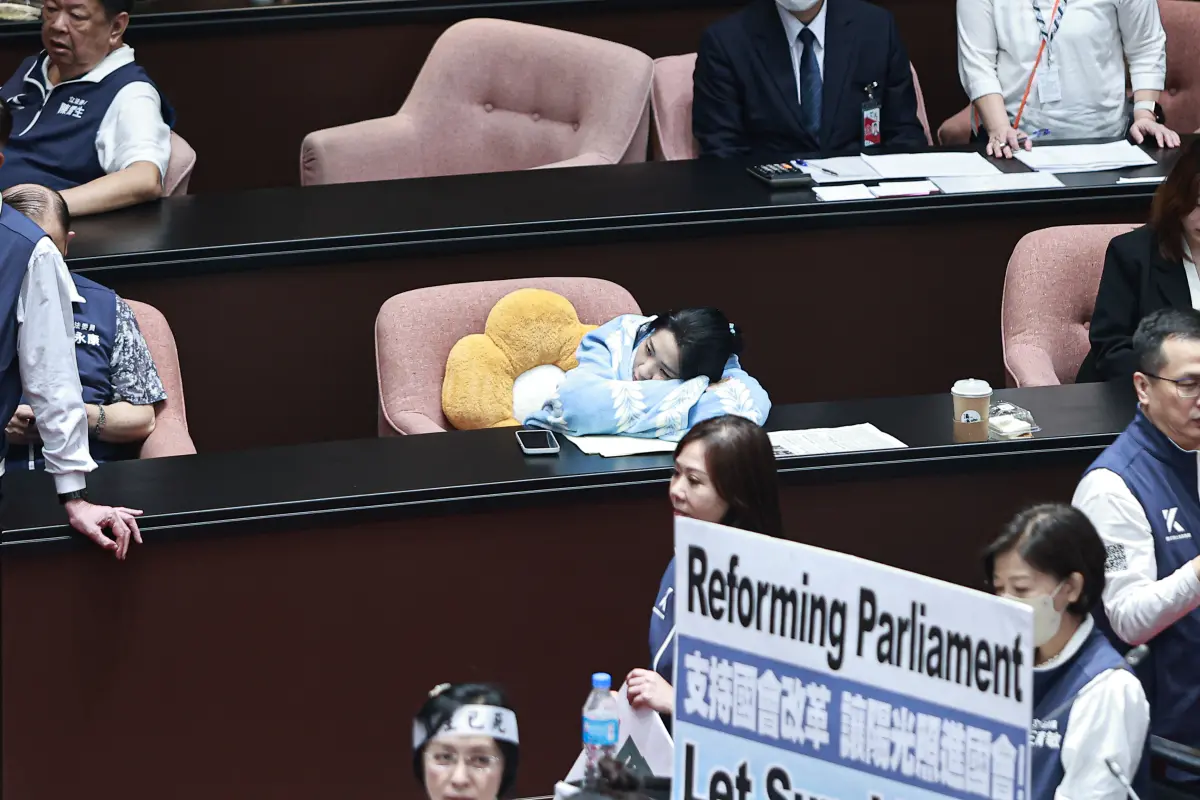 ▲徐巧芯裹毛毯趴在桌上休息，並未躺在抱枕上。（圖／葉政勳攝，20240521）