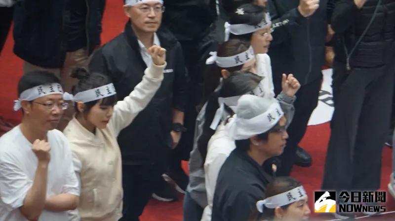 ▲立院再審國會改革法案， 立委黃捷（左二）綁包頭避免被扯頭髮。（圖／記者呂炯昌攝，2024.05.21）