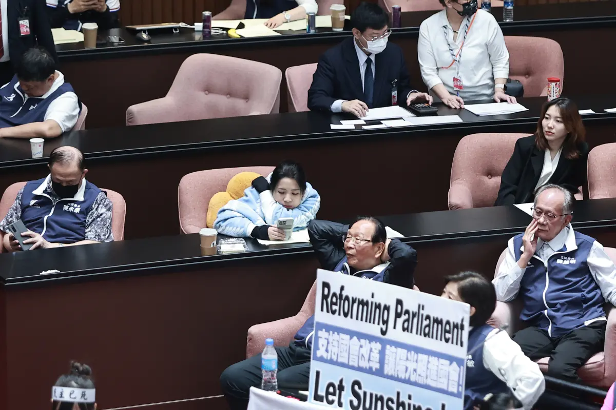 ▲徐巧芯裹毛毯趴在桌上休息。（圖／葉政勳攝，20240521）