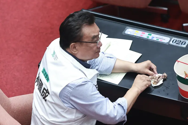 <p>▲民眾黨立委林國成吃炸雞。（圖／葉政勳攝，20240521）</p>
