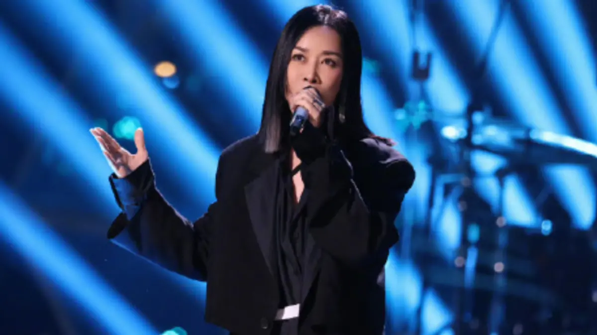 ▲歌手那英在錄製《萌探2024》時被撲倒，一度在地上無法站起身，工作人員持續拍攝，畫面在微博上瘋傳遭網友怒轟。（圖／翻攝自那英微博）