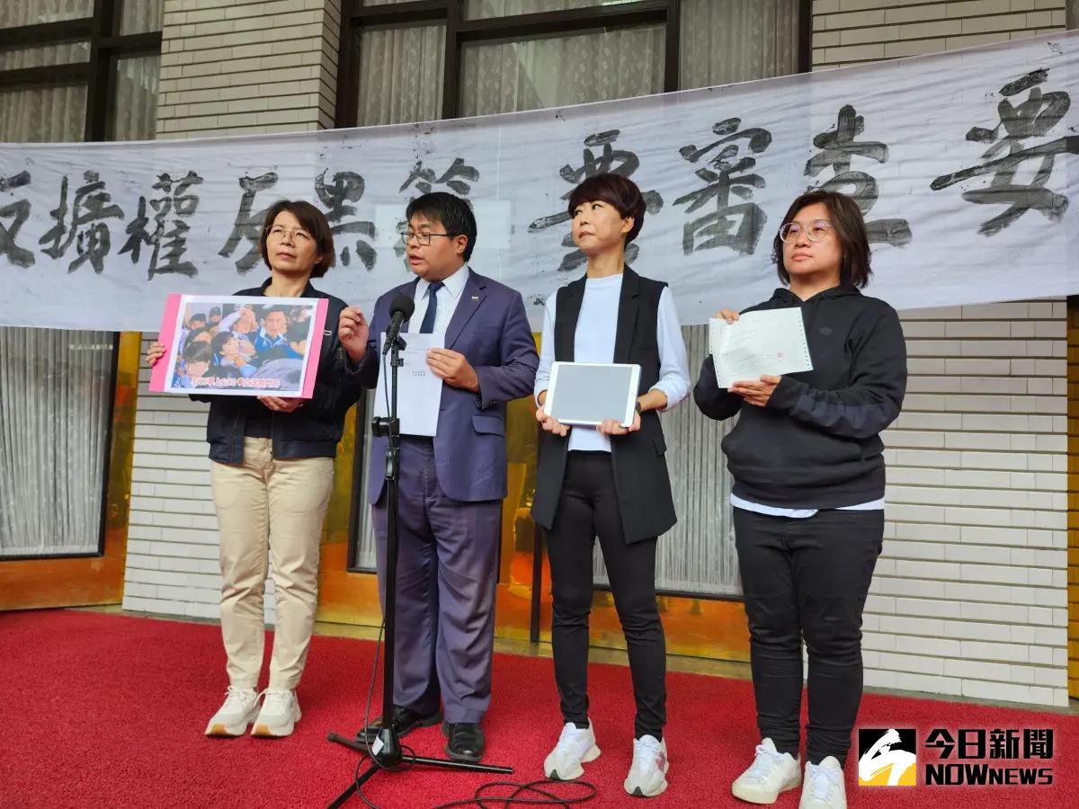 ▲立委陳亭妃（右二）表示將對徐巧芯提吿傷害。（圖／記者吳翊緁攝，2024.05.21）