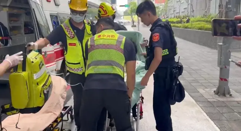 台中捷運驚傳砍人事件！20歲嫌犯送醫畫面曝光　全身染血神情痛苦