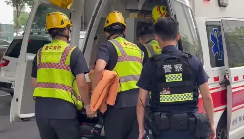 21日上午,台中捷運發生砍人事件,原住高雄的20歲洪姓男子,疑似因罹患思覺失調症,攜帶凶器北上到台中捷運犯案,稍早,洪男送醫畫面曝光。(圖/翻攝畫面) ▲21日上午,台中捷運發生砍人事件,原住高雄的20歲洪姓男子,疑似因罹患思覺失調症,攜帶凶器北上到台中捷運犯案,稍早,洪男送醫畫面曝光。(圖/翻攝畫面)