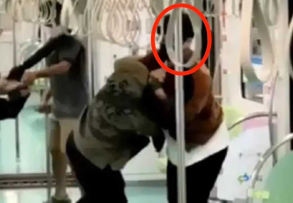 ▲20歲洪姓男子（紅圈者）身上帶三把刀，在捷運車廂內攻擊其他人，隨後立刻遭到在場其他乘客壓制。（圖／翻攝畫面）