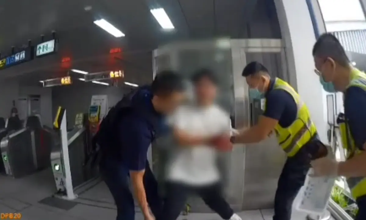 ▲稍早警方制伏畫面也曝光，洪男一個人大字型癱倒在血跡斑斑的車廂內，警方將他帶往出口時，洪男一度情緒失控對著警方哭吼「你為什麼要這樣？」（圖／翻攝畫面）