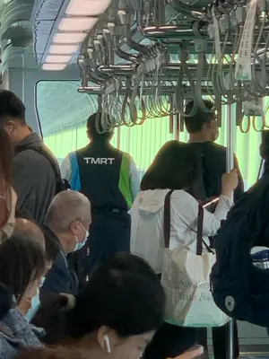 中捷砍人案求救鈴遭質疑無效 警局長:嫌犯上車不久就攻擊乘客 ▲中捷去年發生公安事故後,每班車都配有隨車人員。目前正逐步取消。(圖/記者顏幸如攝,2024.05.21)