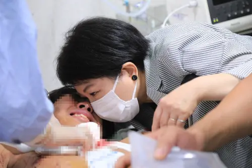 中捷持刀傷人事件 盧秀燕趕赴醫院探視 ▲市長盧秀燕隨即前往林新醫院探視傷患(圖/市政府提供2024.5.21)