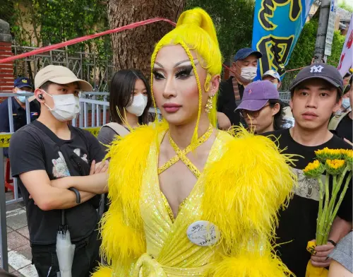 變裝皇后妮妃雅 ▲變裝皇后妮妃雅今日也現身立院一同加入抗議行列。(圖/攝影中心)