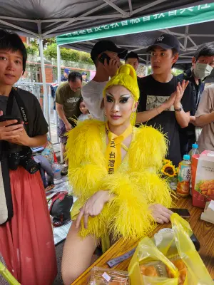 變裝皇后 ▲妮妃雅身穿黃色華麗服飾,至現場聲援民眾。(圖/攝影中心)