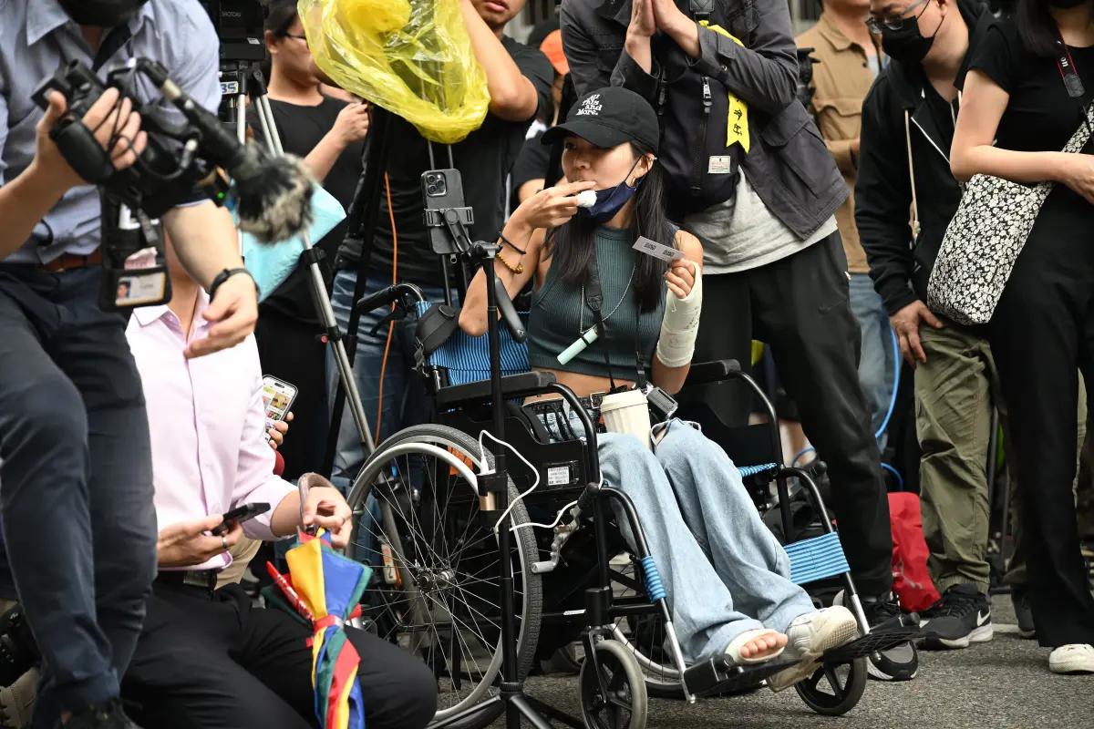 ▲輪椅女孩吳亭臻今日也再度現身參加抗議，她在個人臉書開直播分享現場畫面。坐在輪椅上的她右腳、左手依然包著石膏。（圖／攝影中心）