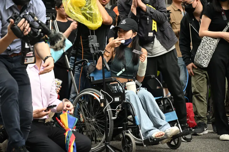 激動站起來的「輪椅女孩」再現身立院外！不畏網爆：未來不會缺席