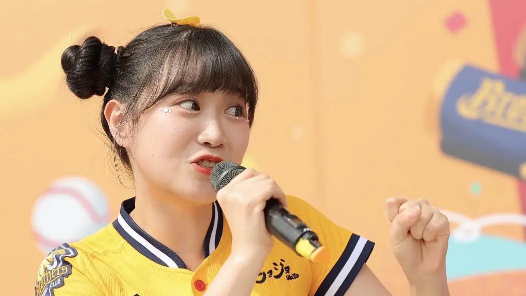 ▲中信啦啦隊PS女孩韓籍外援邊荷律，日前在棒球場外賽前活動時，因為中文「不輪轉」因而輸掉比賽，讓她在舞台上氣得直跳腳，超可愛的反應曝光，讓不少粉絲笑稱：「邊荷律這該死的勝負欲真的好可愛！」（圖／IG myhiro99提供）