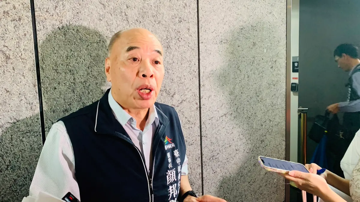 ▲台中捷運公司董事長顏邦傑表示，從嫌犯亮刀到被壓制、列車到站，全程約2分多鐘。（圖／記者顏幸如攝，2024.05.21）