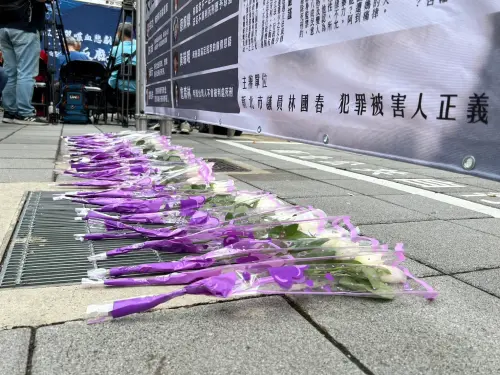 今天是「鄭捷北捷殺人案」10周年,江子翠站下午4時舉辦追悼會,許多民眾前往獻花。(圖/記者張志浩攝) ▲今天是「鄭捷北捷殺人案」10周年,江子翠站下午4時舉辦追悼會,許多民眾前往獻花。(圖/記者張志浩攝)