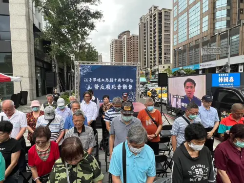 「鄭捷北捷殺人案」10周年,民眾在江子翠站3號出口外默哀追悼。(圖/記者張志浩攝) ▲「鄭捷北捷殺人案」10周年,民眾在江子翠站3號出口外默哀追悼。(圖/記者張志浩攝)