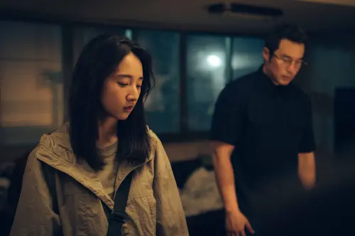 ▲《誰是被害者:第2季》中,張孝全(右)、李沐展開全新父女生活。(圖/Netflix) ▲《誰是被害者:第2季》中,張孝全(右)、李沐展開全新父女生活。(圖/Netflix)
