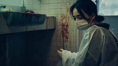 ▲李沐在《誰是被害者：第2季》轉職「命案現場清潔師」，片場造景過於逼真，導致她本能反胃。（圖／Netflix）