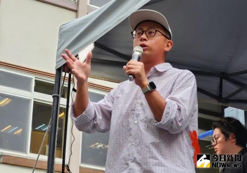 ▲呱吉立院外站台怒罵黃國昌。(圖/攝影中心)