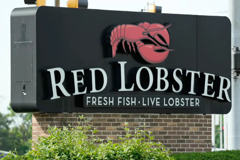 ▲美國最大連鎖海鮮餐廳「紅龍蝦」（Red Lobster）日前聲請破產，根據提交文件顯示，紅龍蝦債務超過10億美元，手頭現金則不足3000萬美元。（圖／美聯社／達志影像）