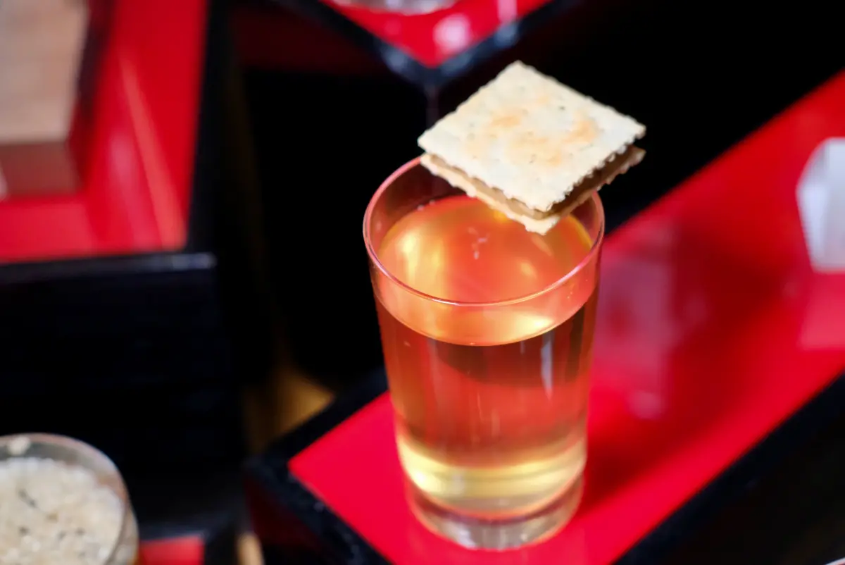 ▲由台南遠東香格里拉「大廳茶軒」策劃，攜手姊妹飯店-台北遠東香格里拉「馬可波羅酒廊」及新北Mega50餐飲及宴會「Asia49亞洲料理及酒廊」，將推出《微醺時光：再現府城風華》系列活動，集結台南最難預約的四間酒吧Bar Home、鯤島、在島之後及Phowa頗瓦，將於6月、7月、9月與11月接力客座，將推出16款獨立且全新風味的獨家酒譜。（圖／記者葉盛耀攝）