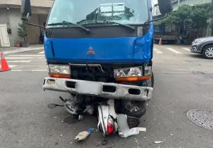 台中東區嚴重車禍！機車路口與小貨車碰撞　男騎士連人帶車受困亡
