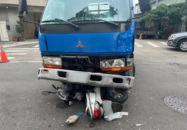 ▲台中東區東福二街今（21）日下午傳出一起嚴重車禍，唐姓機車騎士與貨車碰撞後不幸身亡。（圖／翻攝畫面）