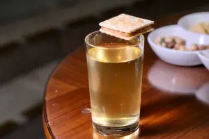 「吾媽咪」選擇琴酒,加入昆布柴魚高湯,覆上帶有檸檬香的不甜雪莉酒,上頭還有虱目魚慕斯餅乾等。(圖/記者葉盛耀攝) ▲「吾媽咪」選擇琴酒,加入昆布柴魚高湯,覆上帶有檸檬香的不甜雪莉酒,上頭還有虱目魚慕斯餅乾等。(圖/記者葉盛耀攝)