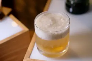 「茶與沫」基酒為伏特加,加上添加了梅子滋味的包種青茶,並以茶泡飯來闡述台南的香菇芹菜鹹粥。(圖/記者葉盛耀攝) ▲「茶與沫」基酒為伏特加,加上添加了梅子滋味的包種青茶,並以茶泡飯來闡述台南的香菇芹菜鹹粥。(圖/記者葉盛耀攝)