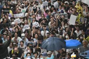 憂太陽花重演？立法院緊急宣布封閉中山南路大門　警察攜警棍待命
