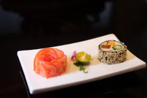 「烏梅西紅柿」是醉月樓的招牌開胃菜,上頭澆淋台南百年蜜餞老店正合興的烏梅做成的醬汁。(圖/記者葉盛耀攝) ▲「烏梅西紅柿」是醉月樓的招牌開胃菜,上頭澆淋台南百年蜜餞老店正合興的烏梅做成的醬汁。(圖/記者葉盛耀攝)