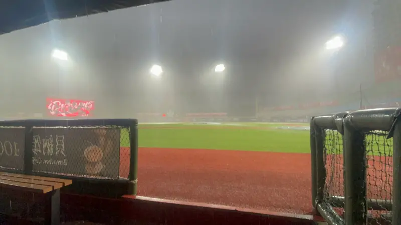 影／比颱風還大！天母球場超級大雨來襲　中職聯盟宣布7:00開打