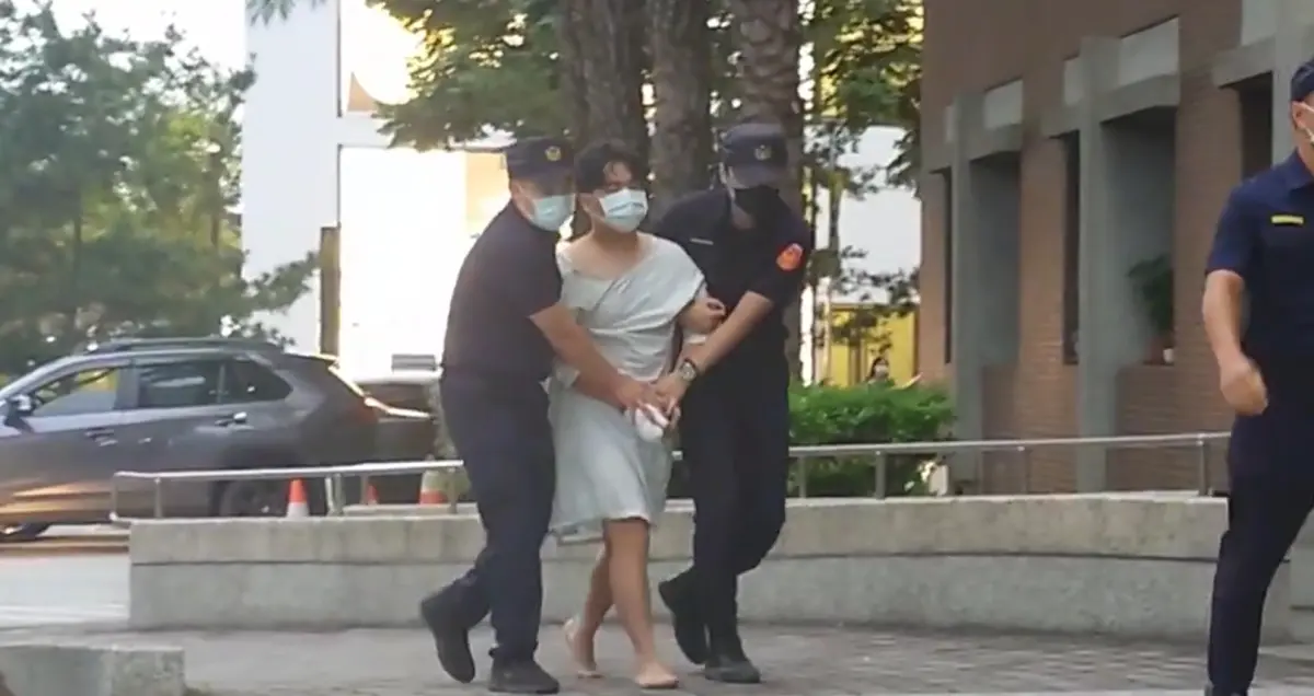 ▲洪男胃口不錯，把警方提供的肉蛋土司吃光，不過要警詢時，洪男父母要求聘請律師，保障訴訟權，目前暫時未完成詢問。圖為洪男移送畫面。（圖／翻攝畫面）