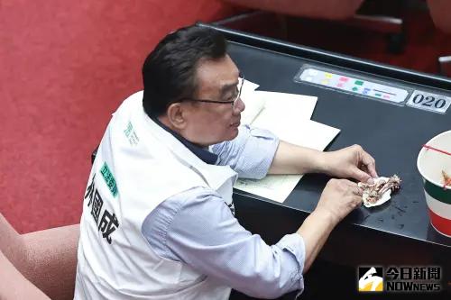 民眾黨立委林國成在議場大啖炸雞。(圖/NOWnews攝影中心) ▲民眾黨立委林國成在議場大啖炸雞。(圖/NOWnews攝影中心)