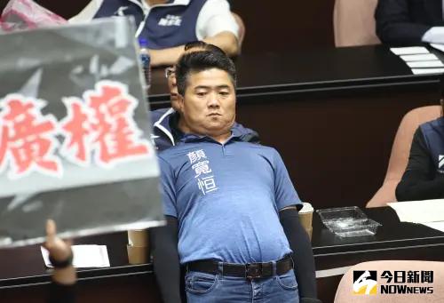 國民黨立委顏寬恆在做伸展操。(圖/NOWnews攝影中心) ▲國民黨立委顏寬恆在做伸展操。(圖/NOWnews攝影中心)