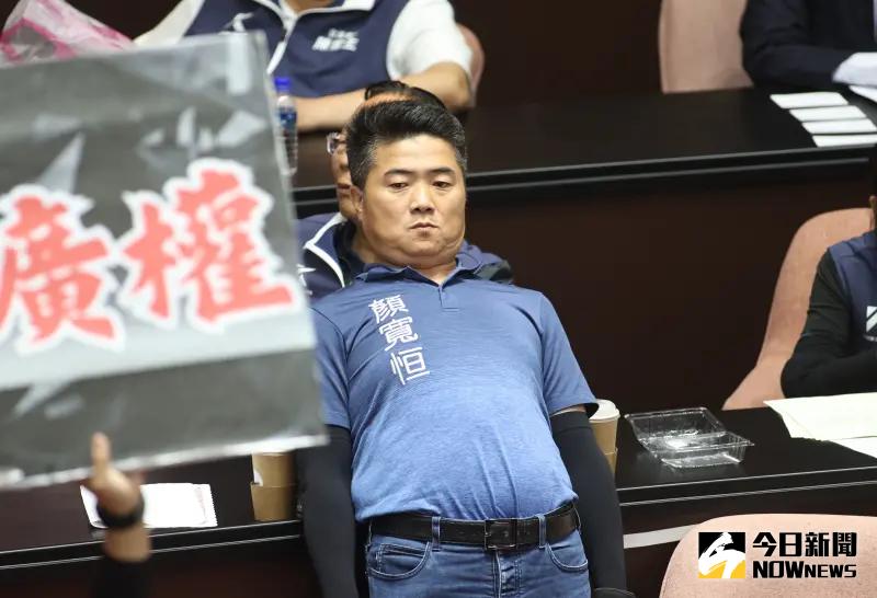 ▲國民黨立委顏寬恆在做伸展操。（圖／NOWnews攝影中心）
