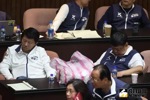 國民黨立委似乎因為早上5點30分甲動,忍不住睏意。(圖/NOWnews攝影中心) ▲國民黨立委似乎因為早上5點30分甲動,忍不住睏意。(圖/NOWnews攝影中心)