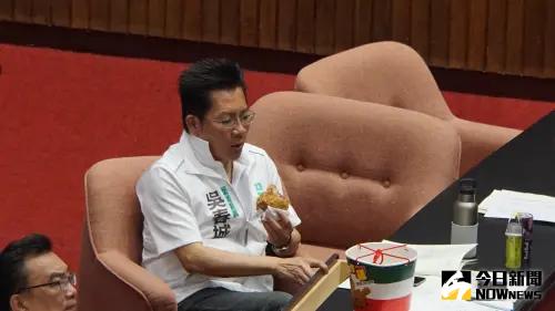 民眾黨立委張啟楷在議場大啖炸雞。(圖/NOWnews攝影中心) ▲民眾黨立委張啟楷在議場大啖炸雞。(圖/NOWnews攝影中心)
