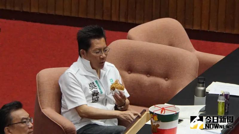 ▲民眾黨立委吳春城在議場大啖炸雞。（圖／NOWnews攝影中心）