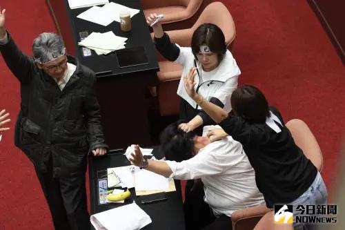 ▲民進黨立委王美惠在議場刮痧中。（圖／NOWnews攝影中心）