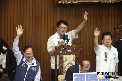 ▲民眾黨立委黃國昌邊直播邊表決。（圖／NOWnews攝影中心）