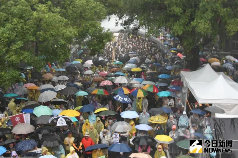 ▲青島東路湧進數千人到場抗議藍白欲通過國會改革法案。（圖／記者林調遜攝，2024.05.21）