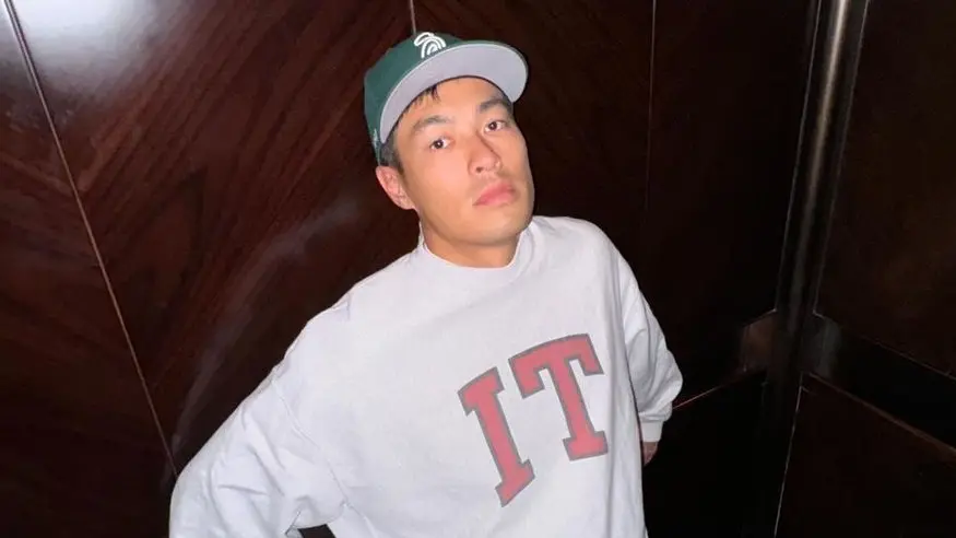 ▲中國實境綜藝節目《花兒與少年》今（21）日播出最新一集，有粉絲發現楊祐寧在泰國泳池畔時疑似走光，並找到過去幾集的畫面，表示這已經不是第一次了。對此，經紀人向《NOWnews今日新聞》表示：「大家冷靜，他很安全！」（圖／翻攝自楊祐寧IG）