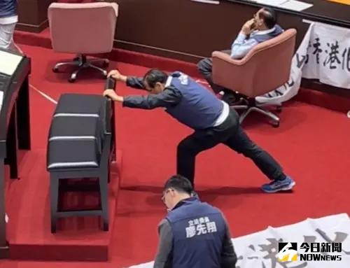 ▲國民黨立委林德福用椅子在議場拉筋。(圖/NOWnews攝影中心) ▲國民黨立委林德福用椅子在議場拉筋。(圖/NOWnews攝影中心)