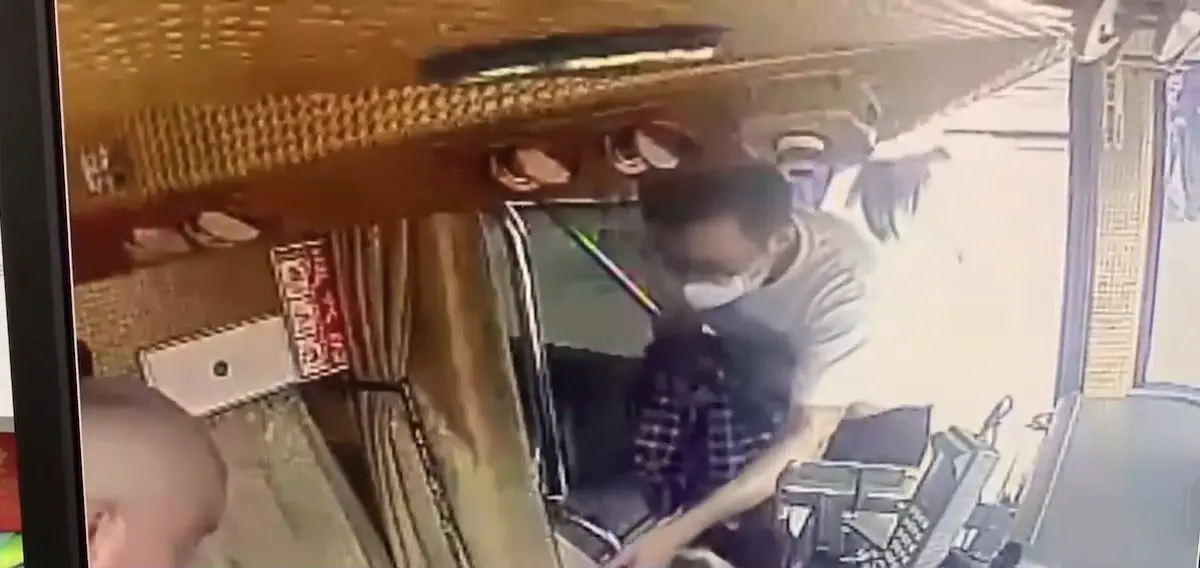 ▲警方公開簡男的足跡，曾前往台北車站、萬華區西門町、龍山寺等，累了就睡在陰暗騎樓角落。（圖／翻攝畫面）