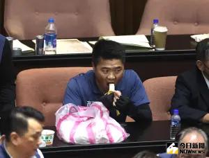 ▲國民黨立委顏寬恆在現場品嚐香蕉、油庫口麵線。(圖/NOWnews攝影中心) ▲國民黨立委顏寬恆在現場品嚐香蕉、油庫口麵線。(圖/NOWnews攝影中心)